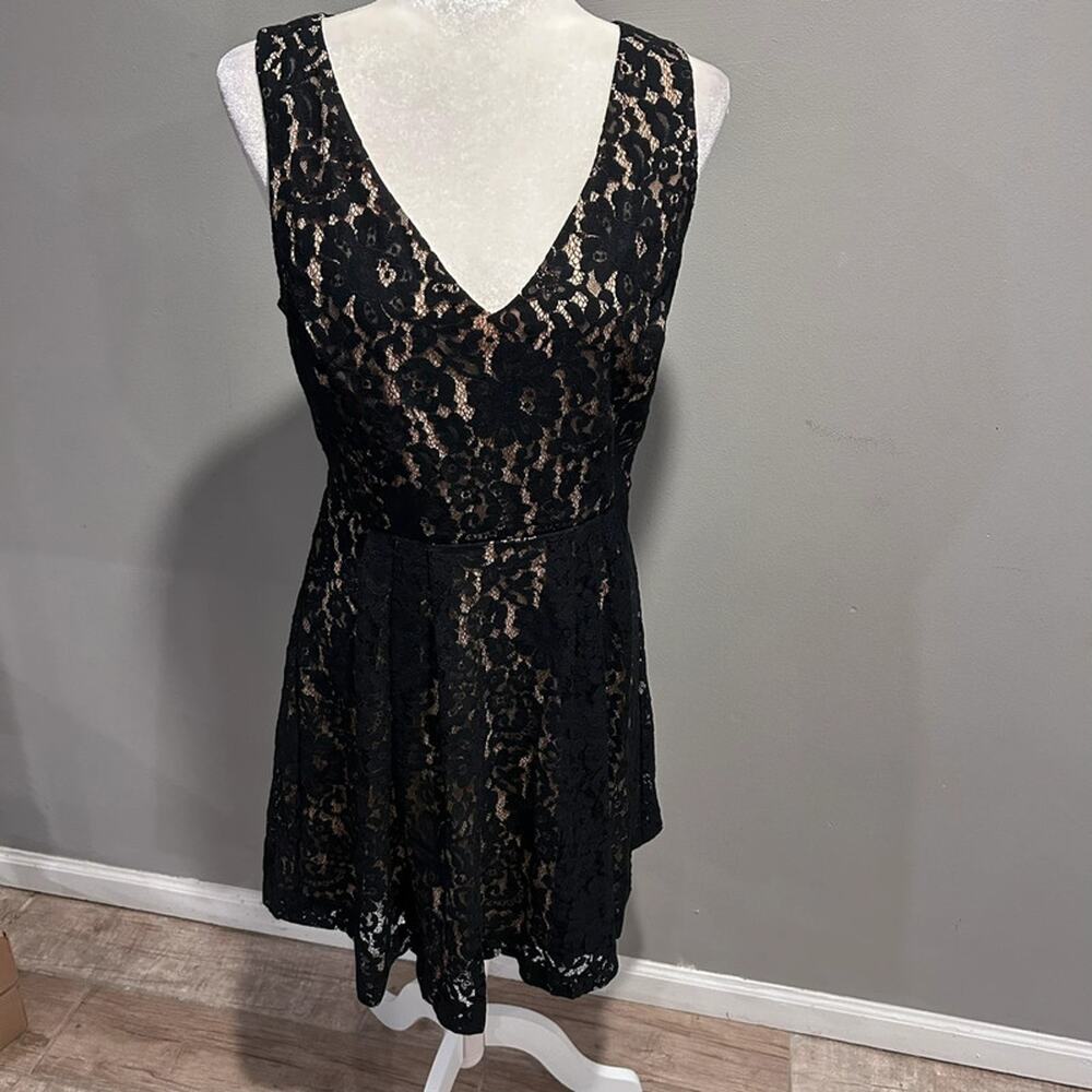 NWT Bebe Black Lace Party Dress Womens Medium Tan Underlay NEW